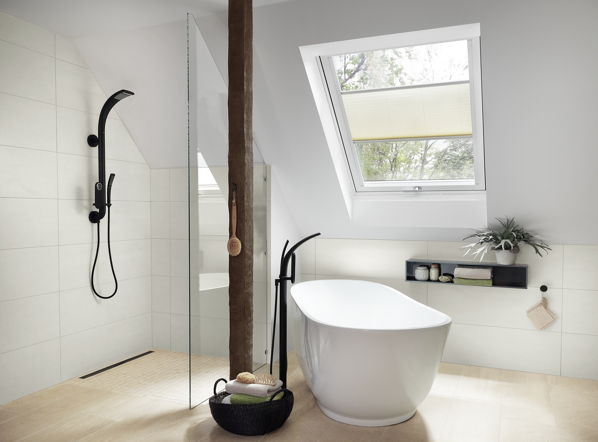 Roto Designo Schwingfenster R6 Kunststoff-807025M Baden, Badewanne, Wanne, Drinnen, Fenster